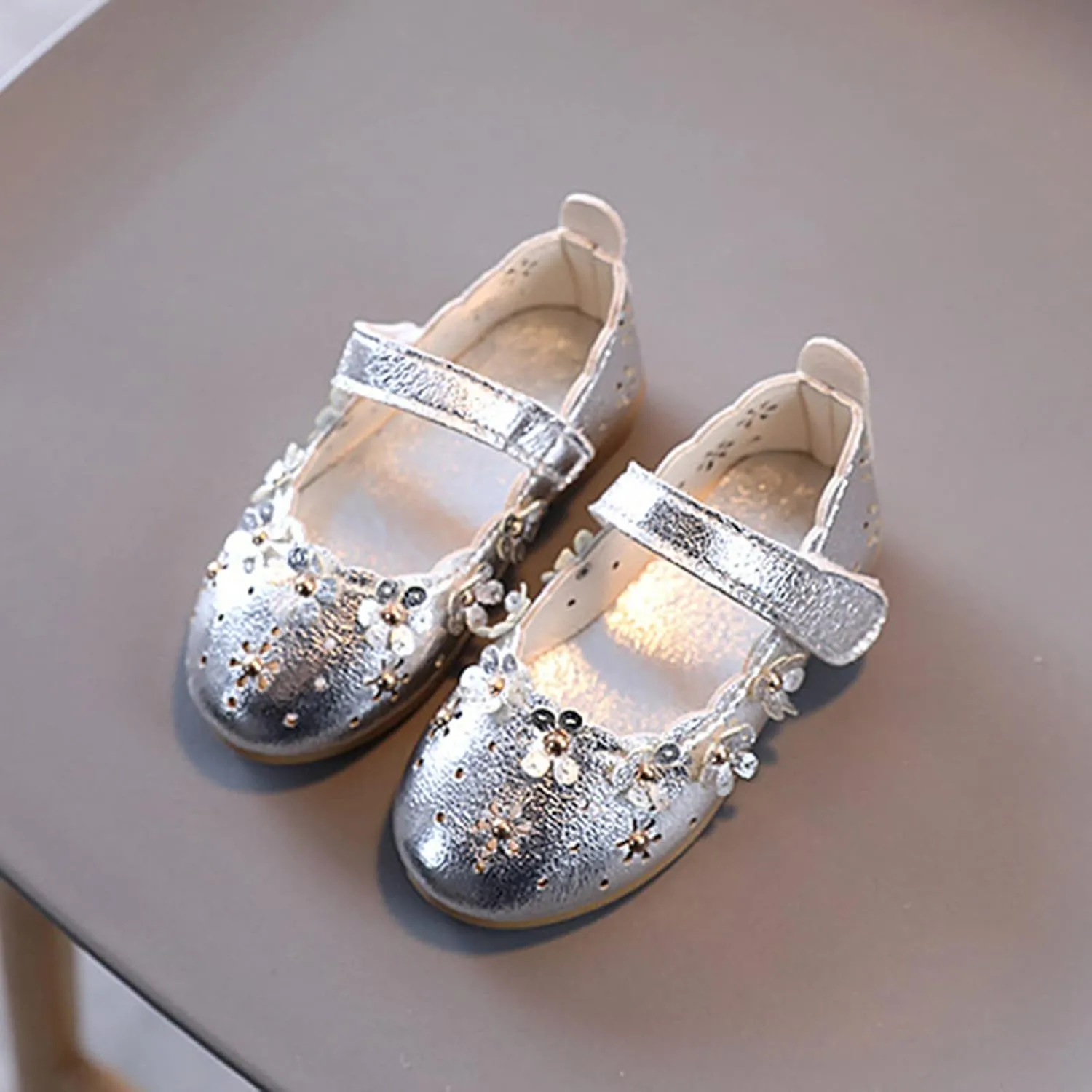 Kids Girls Summer Sandals Non-Slip Soft Sole Flower Shoes PU Leather Crib Shoes Soft Sole Princess Sandals 12M-11T (Silver-03#Wery, 4.5 Years)